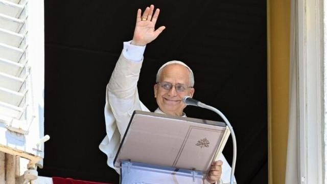 Папа Лев XIV молиться «Ангел Господній»: Дивіться пряму трансляцію з українським перекладом