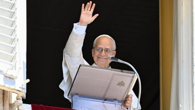 Папа Лев XIV молиться «Ангел Господній»: Дивіться пряму трансляцію з українським перекладом