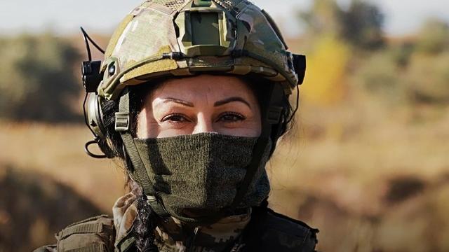 Як і задля чого  жінка стає військовослужбовицею?  І як жінка змінює армію? Добра розмова