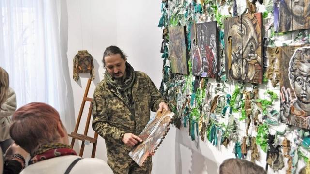 Ікони, написані на "уламках війни", зцілюють художника, який став до лав ЗСУ. Добра розмова