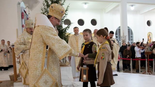 Вифлеємський вогонь миру вже у Патріаршому соборі