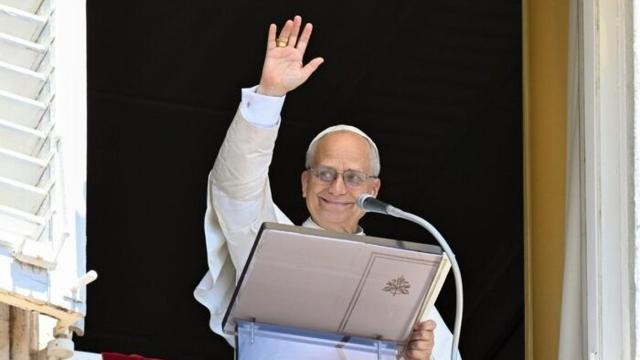 Папа Лев XIV молиться «Ангел Господній»: Дивіться пряму трансляцію з українським перекладом