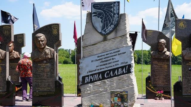 Пантеон героїв російсько-української війни в Холодному Яру. Хто і як його створює? Добра розмова