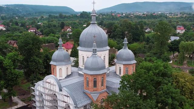 Архиєрейська Божественна Літургія та освячення храму у Делятині