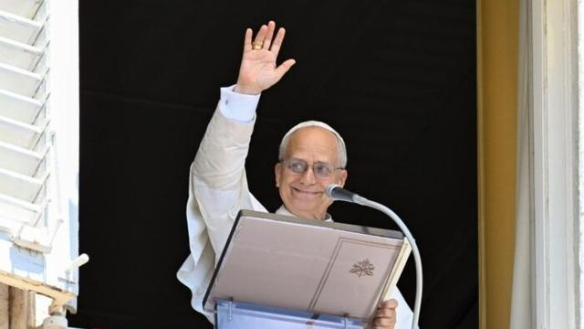 Папа Лев XIV молиться «Ангел Господній»: Дивіться пряму трансляцію з українським перекладом