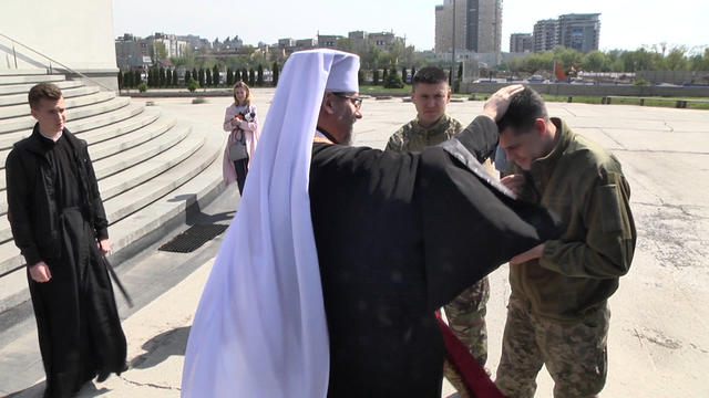 Блаженніший Святослав освятив паски для українських військових