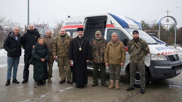 100 карета швидкої допомоги відправилась на передову із Патріаршого Собору у Києві